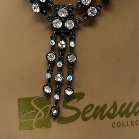 Midnight Elegance: Faux Diamond Black Necklace - Picture 3 of 4